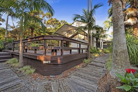 Photo of property in 28 Tyrico Close, Unsworth Heights, Auckland, 0632