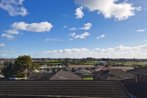 Photo of property in 2 Anure Place, Highland Park, Auckland, 2010