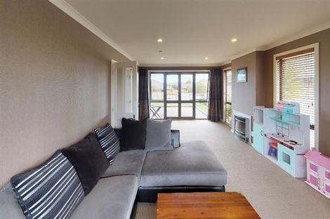 Photo of property in 19 Johnstone Drive, Fitzherbert, Palmerston North, 4410