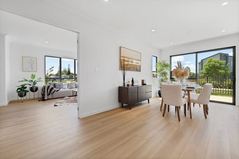 Photo of property in 14 Parkmore Drive, Rosehill, Papakura, 2113