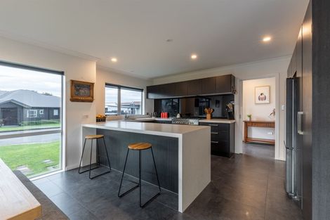 Photo of property in 6 D'urville Place, Kelvin Grove, Palmerston North, 4414