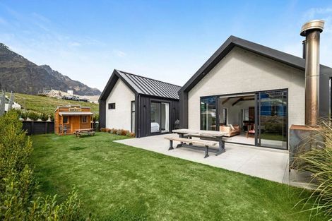 Photo of property in 52 Cunninghams Drive, Jacks Point, Queenstown, 9371