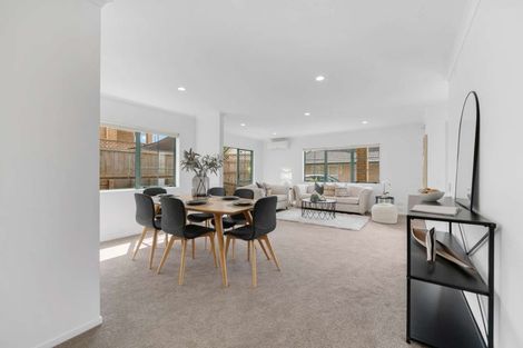 Photo of property in 2/202 Botany Road, Botany Downs, Auckland, 2010