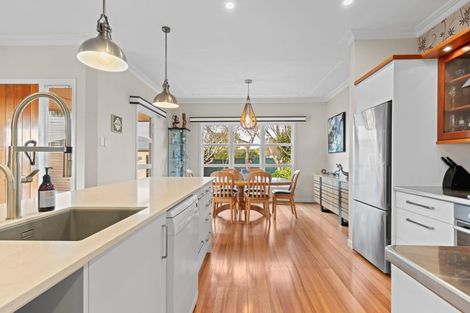 Photo of property in 124 Carrington Street, Lower Vogeltown, New Plymouth, 4310