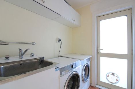 Photo of property in 4/30 Lyall Parade, Lyall Bay, Wellington, 6022