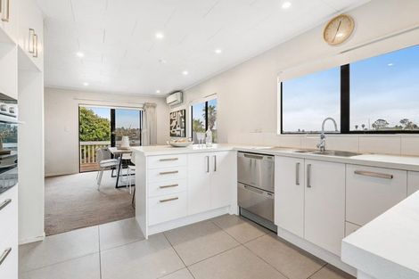 Photo of property in 2/15 Exeter Place, Unsworth Heights, Auckland, 0632