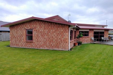 Photo of property in 52 Geneva Terrace, Kelvin Grove, Palmerston North, 4414