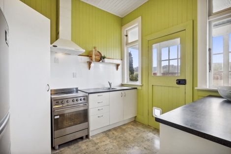 Photo of property in 13 Athol Place, Ravensbourne, Dunedin, 9022