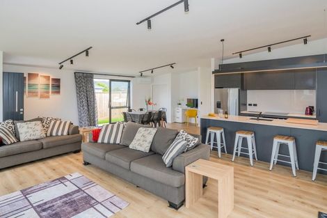 Photo of property in 15 Palm Drive, Whitianga, 3510