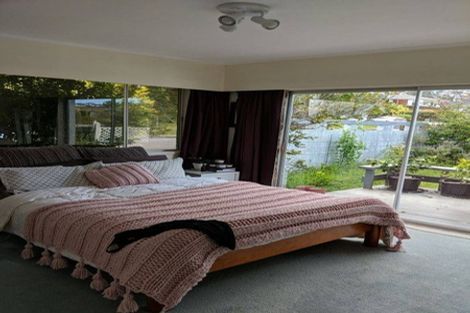 Photo of property in 1 Ravenwood Drive, Forrest Hill, Auckland, 0620