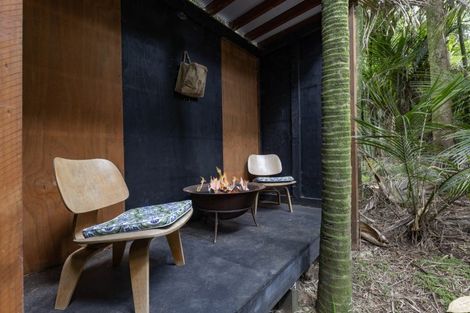 Photo of property in 33 Glenesk Road, Piha, New Lynn, 0772