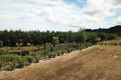 Photo of property in 21 Vogwill Road, Kumeu, 0810