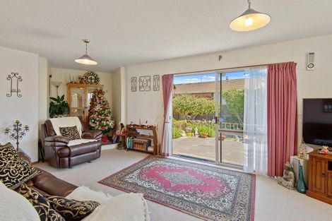 Photo of property in 18 La Perouse Place, Northcote, Christchurch, 8052