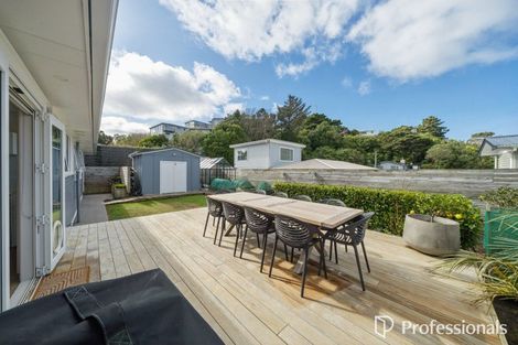 Photo of property in 19 Turville Crescent, Newlands, Wellington, 6037
