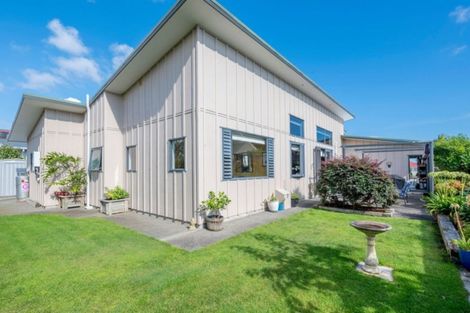 Photo of property in 8a Queenwood Road, Levin, 5510