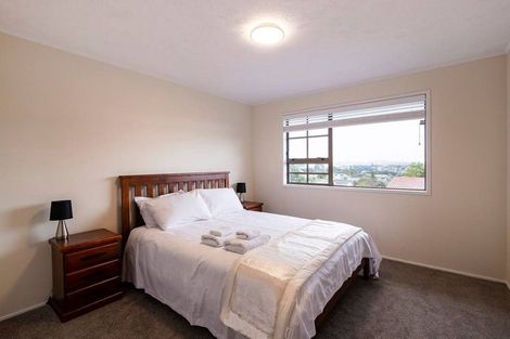 Photo of property in 33 James Evans Drive, Northcote, Auckland, 0627