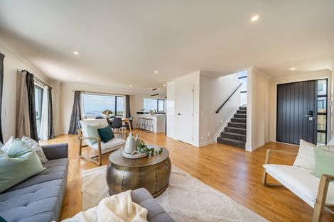 Photo of property in 8 Poto Road, Normandale, Lower Hutt, 5010