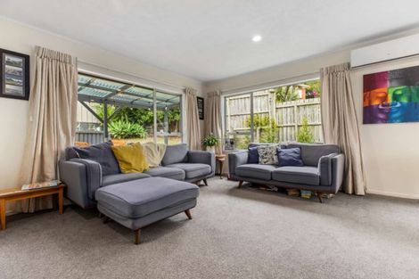Photo of property in 2/11 Longreach Drive, Sunnyvale, Auckland, 0612