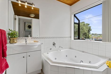 Photo of property in 8 Landsberg Way, Windsor Park, Auckland, 0632