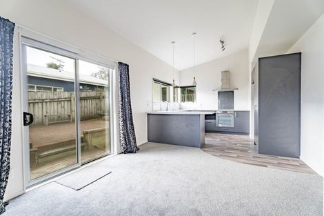 Photo of property in 6b Warrington Grove, Newlands, Wellington, 6037