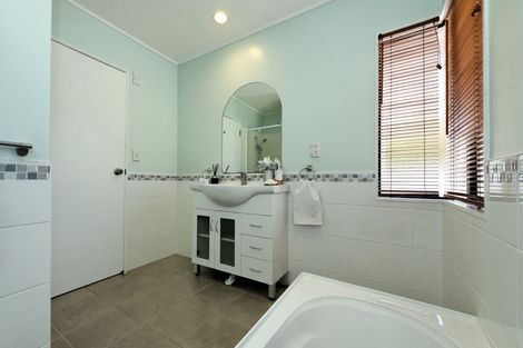 Photo of property in 3 Avonleigh Road, Green Bay, Auckland, 0604