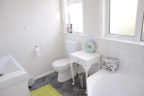 Photo of property in 122 Donald Street, Karori, Wellington, 6012