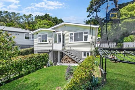 Photo of property in 6 Royston Way, Newlands, Wellington, 6037