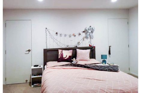 Photo of property in 28 Staincross Street, Green Bay, Auckland, 0604