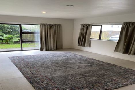 Photo of property in 2/4 Penning Road, Castor Bay, Auckland, 0620