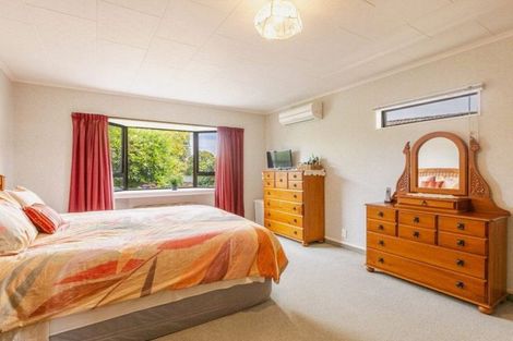 Photo of property in 9 Deakin Place, Clive, 4102