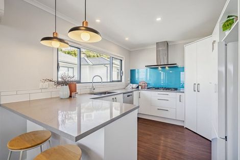 Photo of property in 12 Grumman Lane, Newlands, Wellington, 6037