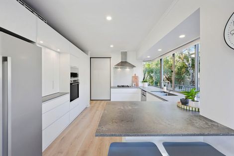 Photo of property in 5 Liston Crescent, Cockle Bay, Auckland, 2014
