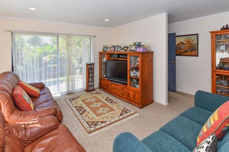 Photo of property in 18 Frank Bunce Grove, Flat Bush, Auckland, 2019