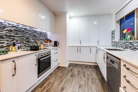 Photo of property in 14 Norman Close, The Gardens, Auckland, 2105