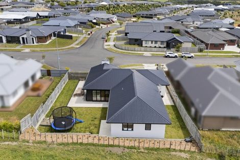 Photo of property in 18 Atlantic Drive, Fitzherbert, Palmerston North, 4410