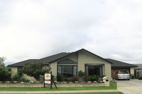 Photo of property in 7 Holcombe Drive, Paraparaumu, 5032