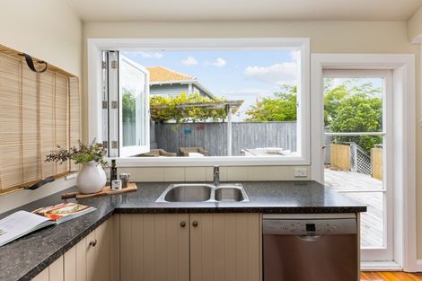 Photo of property in 18 Cobden Road, Bluff Hill, Napier, 4110
