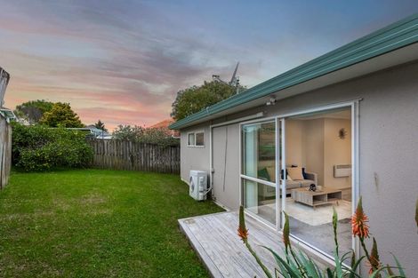 Photo of property in 20 Quincey Place, Massey, Auckland, 0614