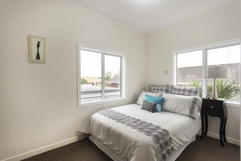 Photo of property in 53 Yeovil Road, Te Atatu Peninsula, Auckland, 0610
