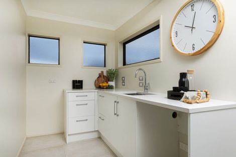 Photo of property in 135 Centreway Road, Orewa, 0931