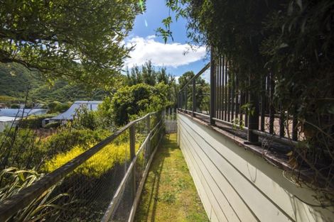 Photo of property in 243a Waikawa Road, Waikawa, Picton, 7220