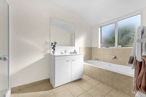 Photo of property in 2 Cathcart Close, Pukekohe, 2120