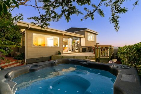 Photo of property in 15 Rangitane Street, Maupuia, Wellington, 6022