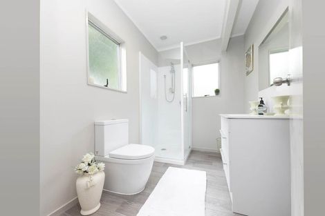 Photo of property in 35 Kemp Road, Massey, Auckland, 0614