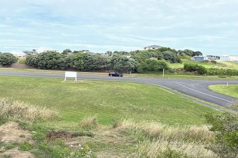 Photo of property in 16 Longbeach Drive, Castlecliff, Whanganui, 4501