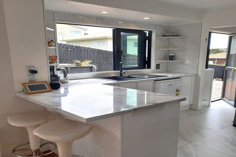 Photo of property in 2/4 Antrim Grove, Bayview, Auckland, 0629