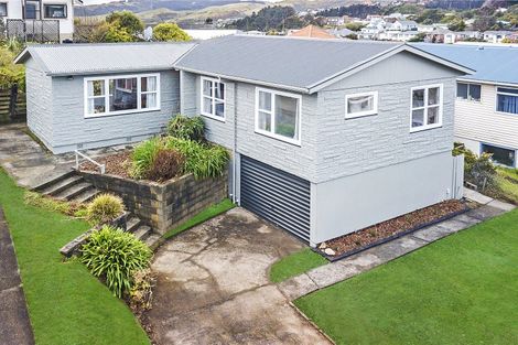 Photo of property in 16 Stewart Drive, Newlands, Wellington, 6037