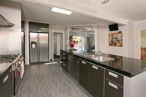 Photo of property in 11 Pine Avenue, Henderson, Auckland, 0612