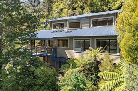 Photo of property in 136 Cheviot Road, Lowry Bay, Lower Hutt, 5013