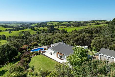 Photo of property in 10 Kaipara View Road, Helensville, 0875